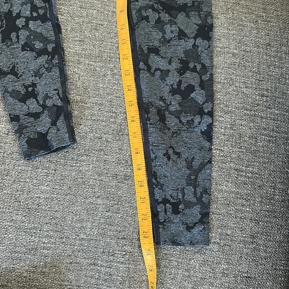 Gymshark Women’s Black Gray Camo Cropped Leggings Small - Picture 6 of 6